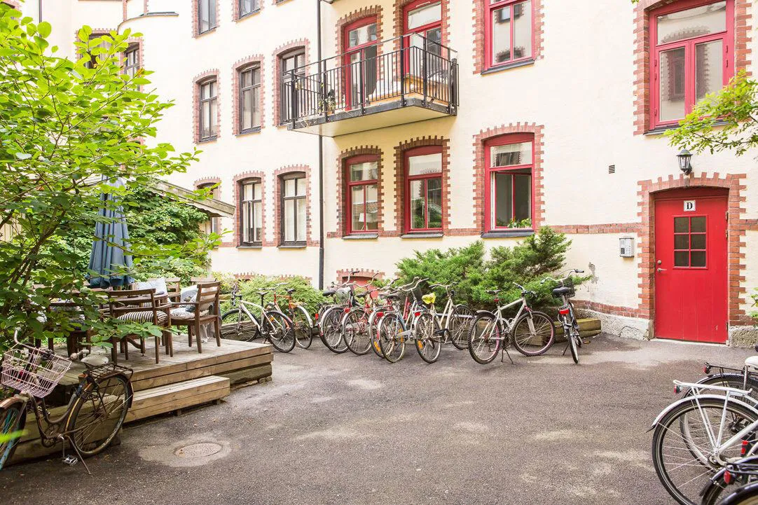 Różowe ściany i wintageowa witrażówka: uroczy mieszkanie w Szwecji (60 m²) - Gallery image 21