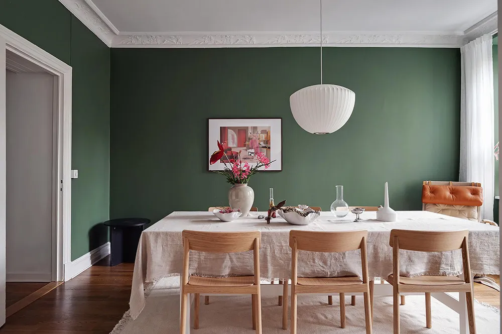 Скандинавская квартира с рыжими акцентами и зелёной обеденной - Gallery image 10