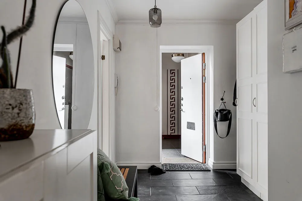 Różowe ściany i wintageowa witrażówka: uroczy mieszkanie w Szwecji (60 m²) - Gallery image 19