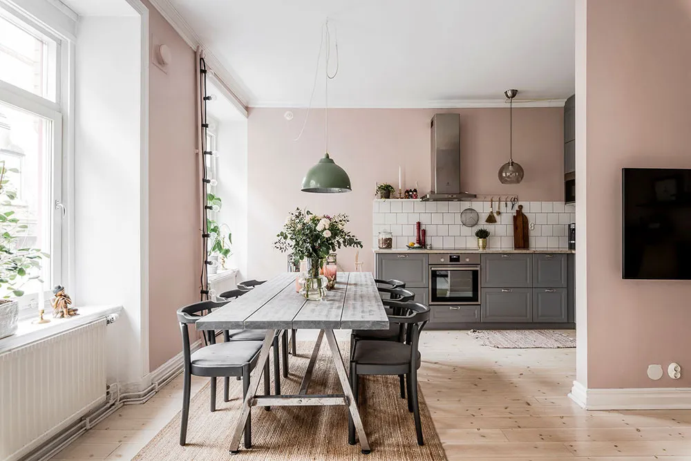 Różowe ściany i wintageowa witrażówka: uroczy mieszkanie w Szwecji (60 m²) - Gallery image 5