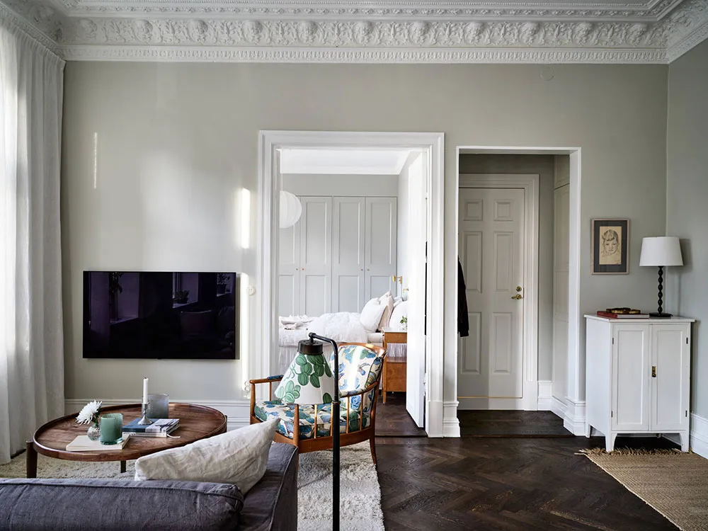 Open Layout and Luxurious Moldings: Characterful Apartment in Gothenburg (76 sqm) - Gallery image 14