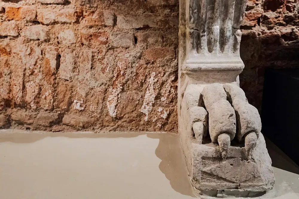 ईंट की मेहराब एवं स्तंभ: मिलान में 12वीं शताब्दी की इमारत में स्थित एक अद्भुत अपार्टमेंट - Gallery image 9