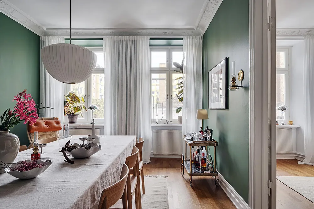 Скандинавская квартира с рыжими акцентами и зелёной обеденной - Gallery image 2