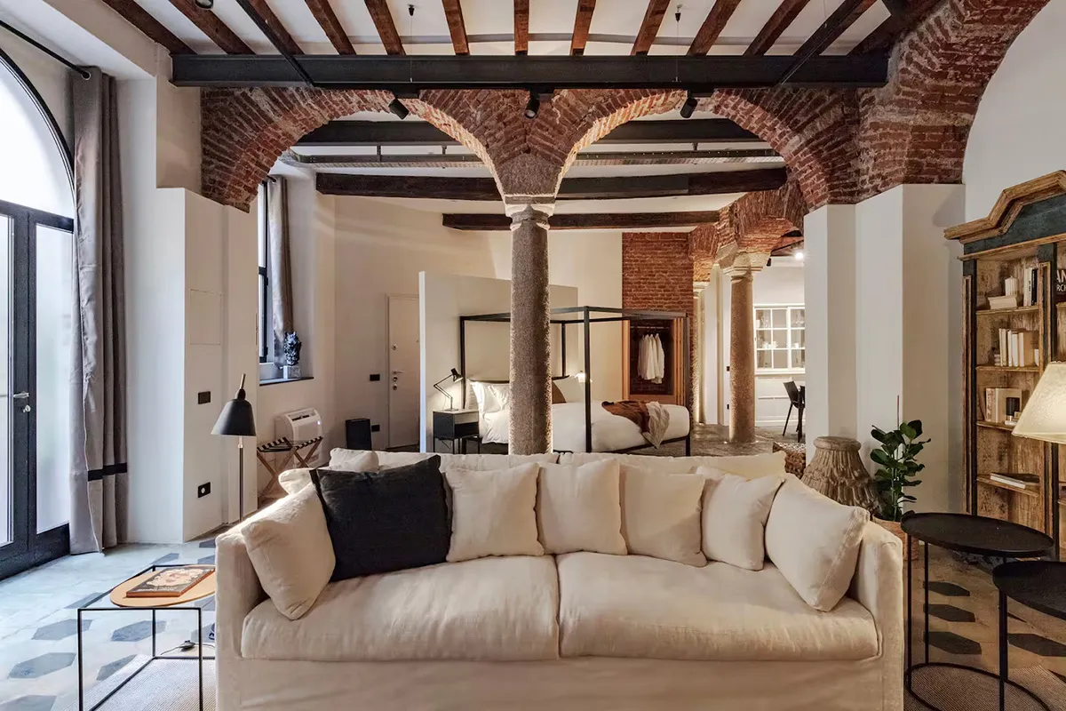 ईंट की मेहराब एवं स्तंभ: मिलान में 12वीं शताब्दी की इमारत में स्थित एक अद्भुत अपार्टमेंट - Gallery image 1