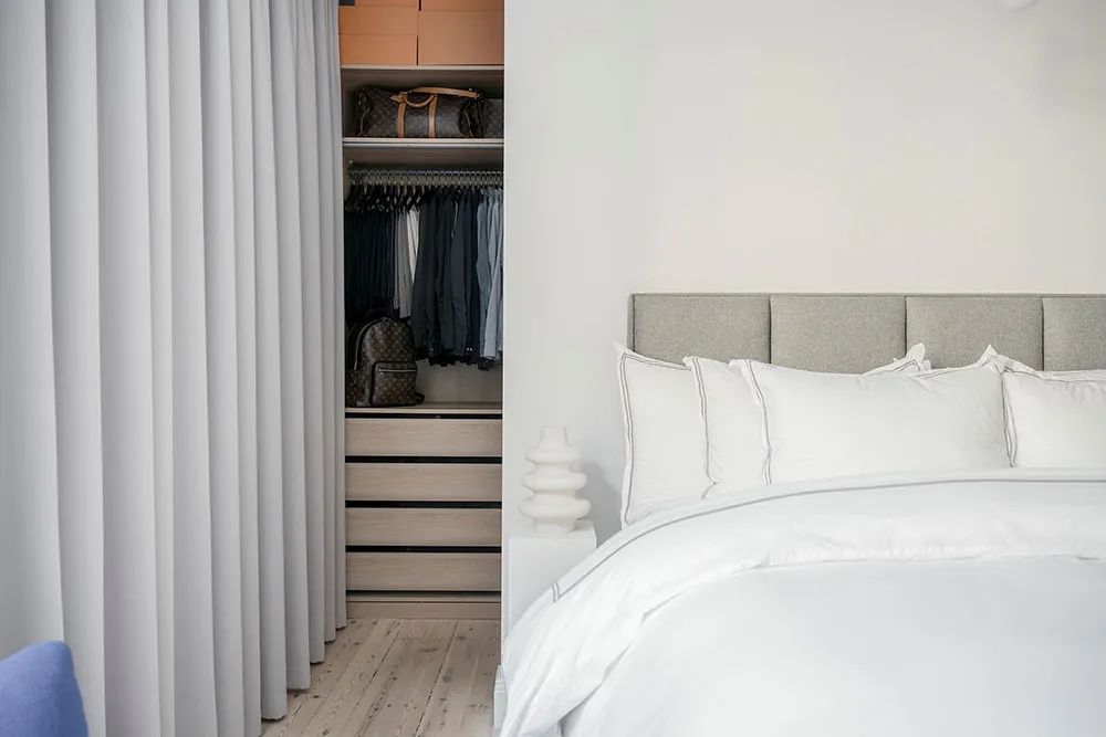 Nowoczesne wykończenie małej dwudziestki w starożytnym domu w Stokholmie (66 m²) - 17