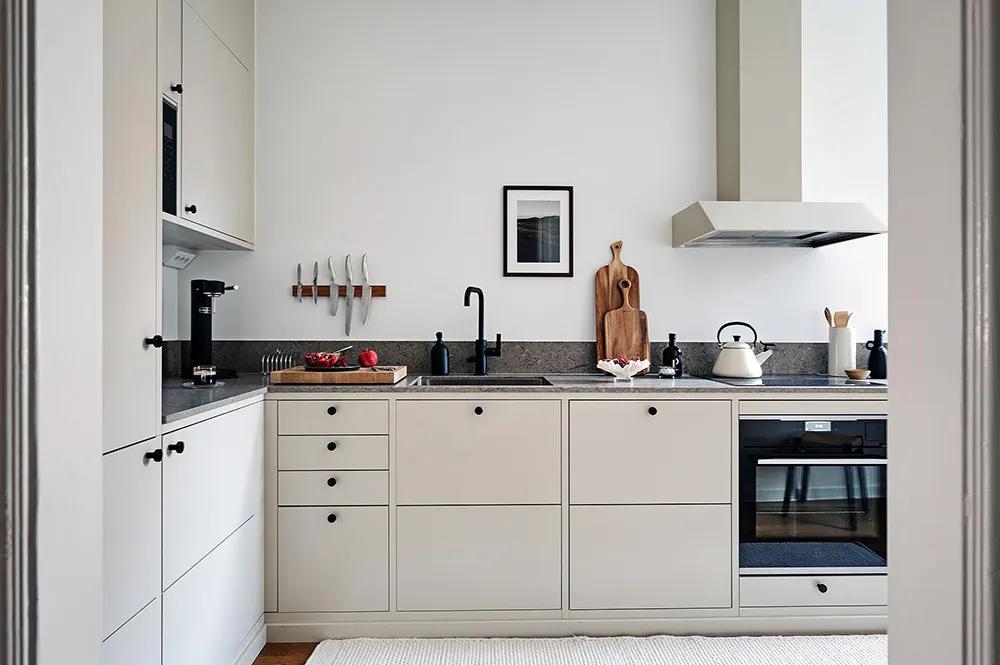 Скандинавская квартира с рыжими акцентами и зелёной обеденной - Gallery image 11