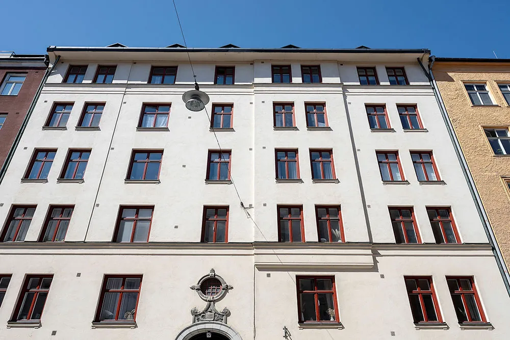 Nowoczesne wykończenie małej dwudziestki w starożytnym domu w Stokholmie (66 m²) - 24