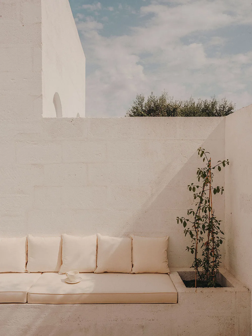 Прості лінії та аскетичний затишок у дизайні курортного будинку в Італії - Gallery image 31