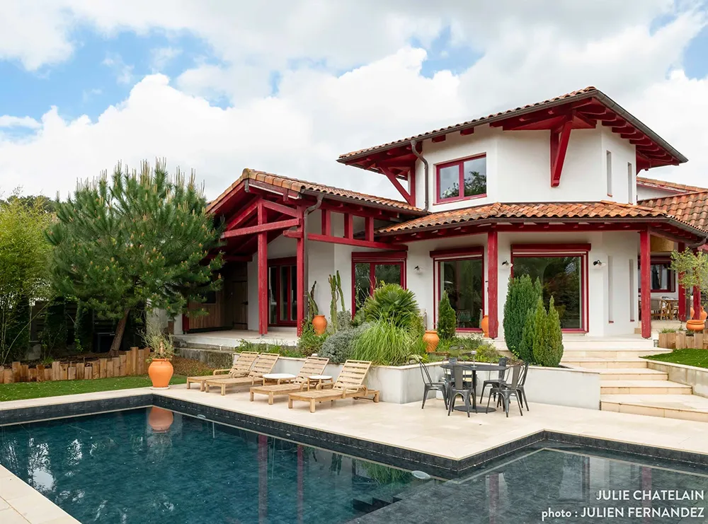 Design élégant dans des tons chauds pour une villa sur la côte atlantique de France - Gallery image 26