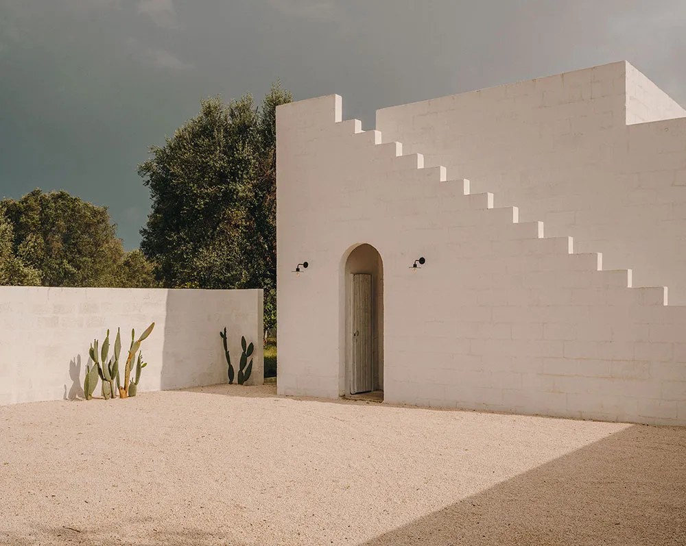 Прості лінії та аскетичний затишок у дизайні курортного будинку в Італії - Gallery image 20