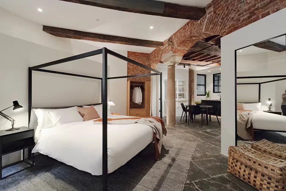 ईंट की मेहराब एवं स्तंभ: मिलान में 12वीं शताब्दी की इमारत में स्थित एक अद्भुत अपार्टमेंट - Gallery image 15