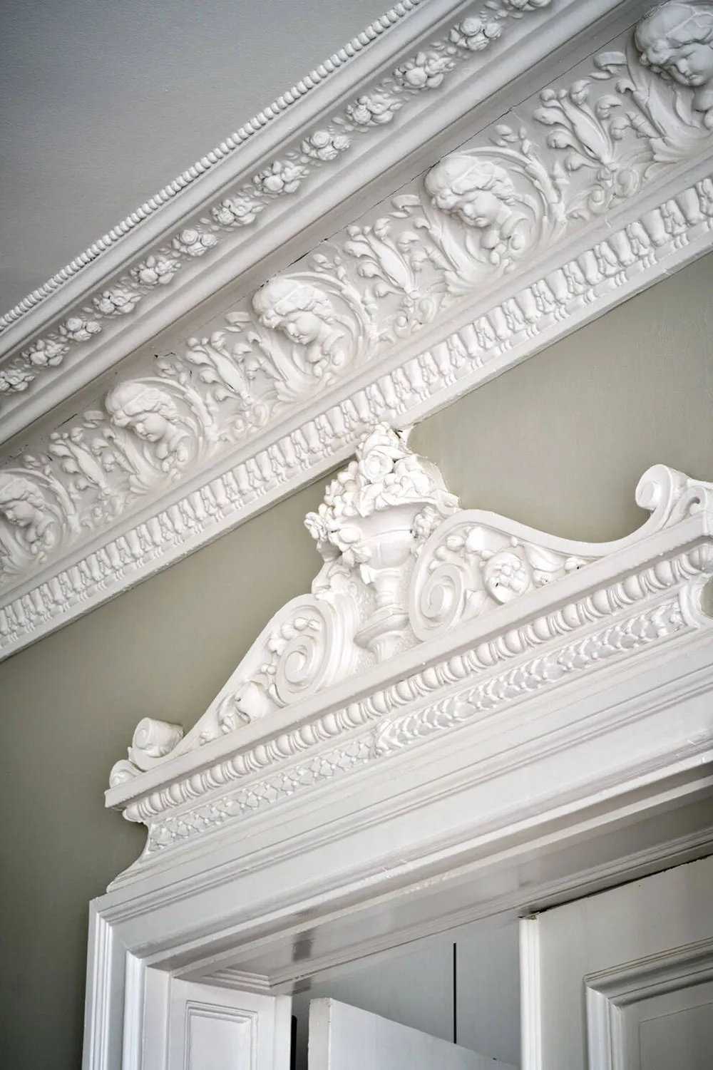 Open Layout and Luxurious Moldings: Characterful Apartment in Gothenburg (76 sqm) - Gallery image 8