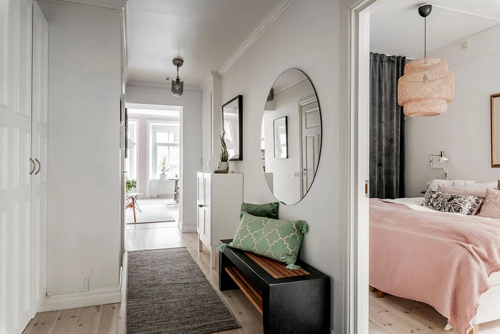 Różowe ściany i wintageowa witrażówka: uroczy mieszkanie w Szwecji (60 m²) - Gallery image 17