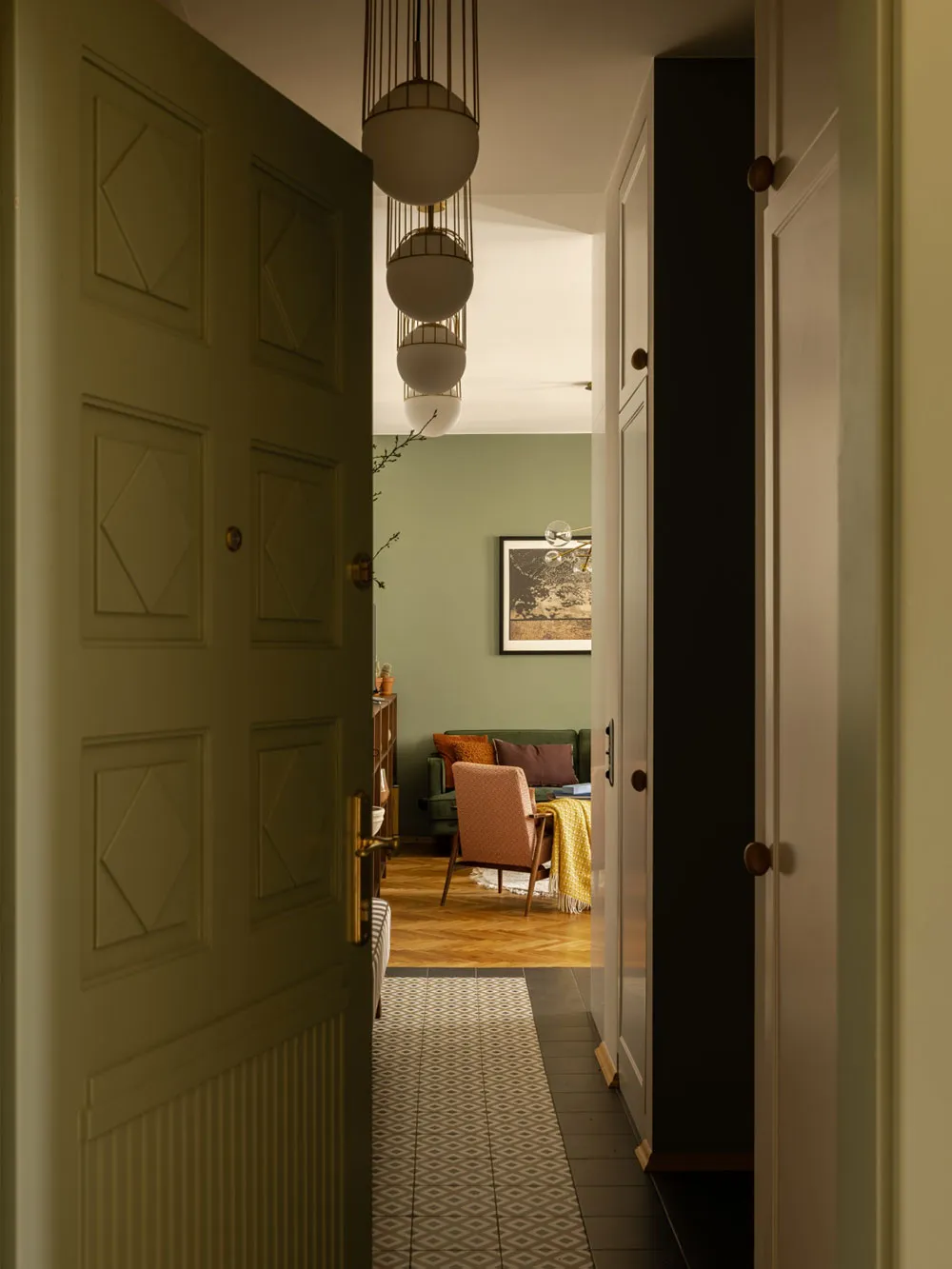 Muebles retro y tonos elegantes en el diseño de apartamentos en Varsovia - Gallery image 1