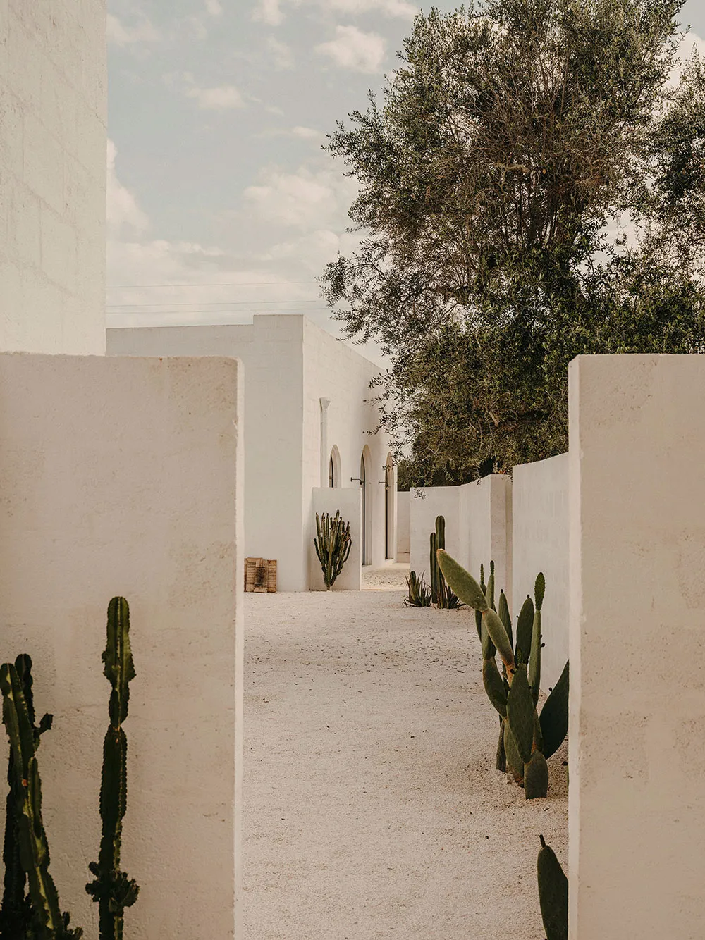 Прості лінії та аскетичний затишок у дизайні курортного будинку в Італії - Gallery image 19