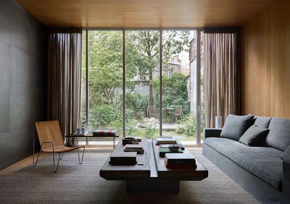 Intérieur minimaliste chaleureux d'un town-house moderne en Belgique - Gallery image 4