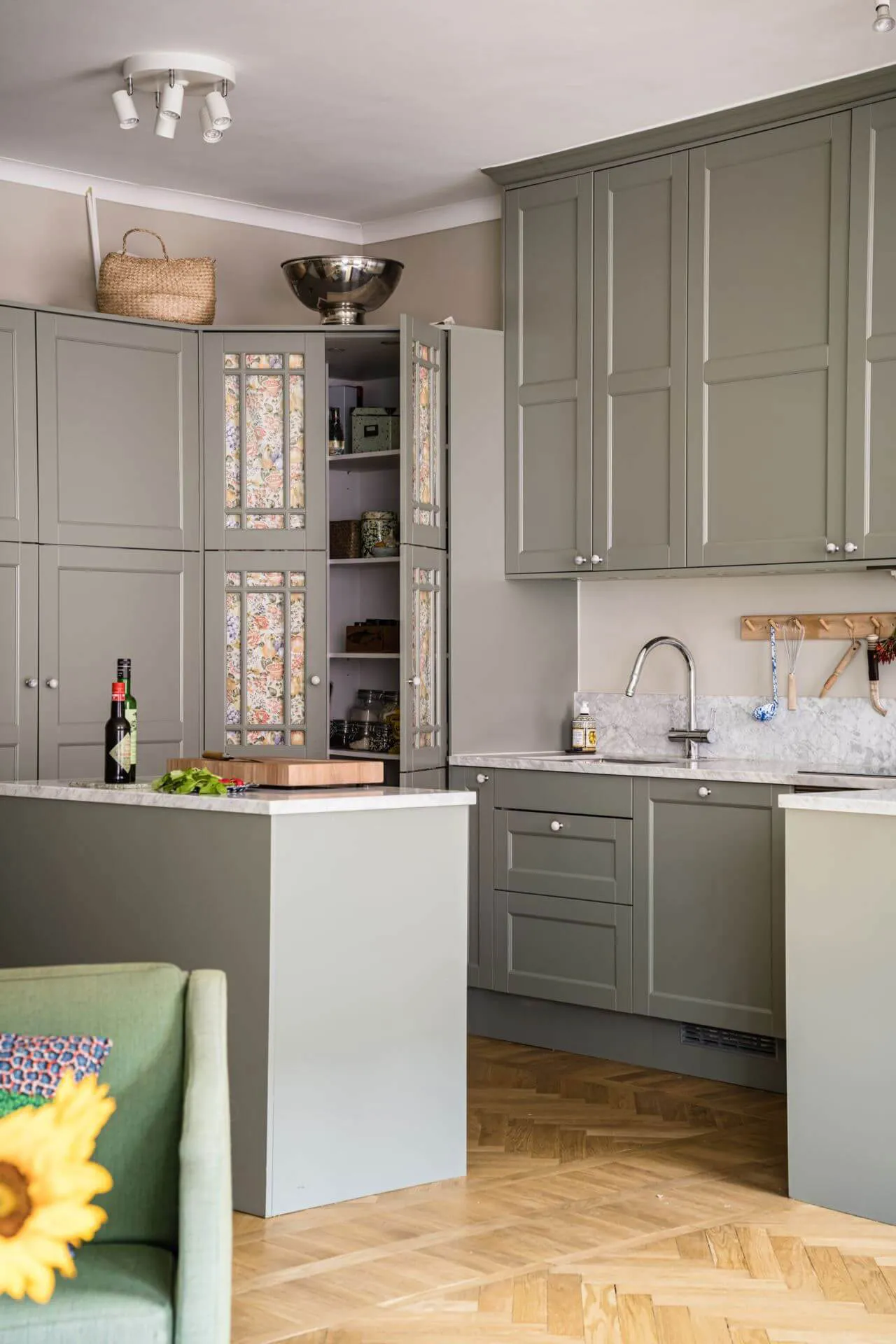 Cozy Scandinavian Interior with Large Library (98 sq. m) - Gallery image 7