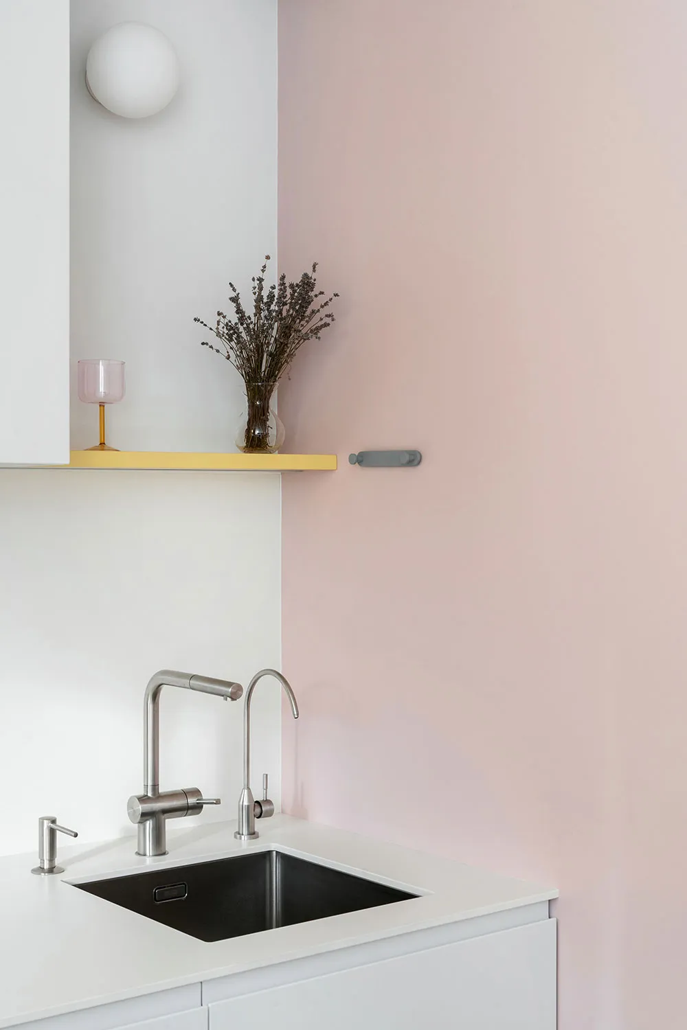 Rose, bleu, jaune : petite appartement à Kiev avec des accents pastel (32 m²) - Gallery image 7