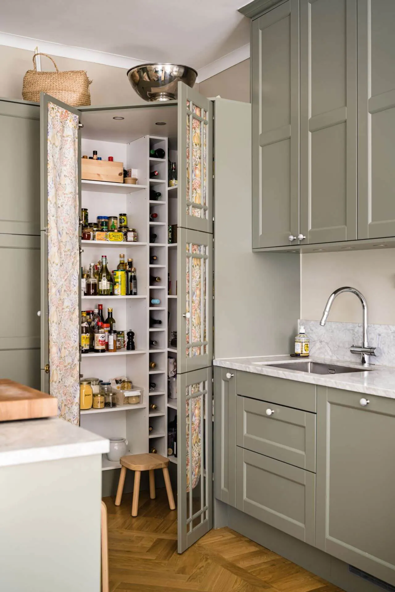 Cozy Scandinavian Interior with Large Library (98 sq. m) - Gallery image 10