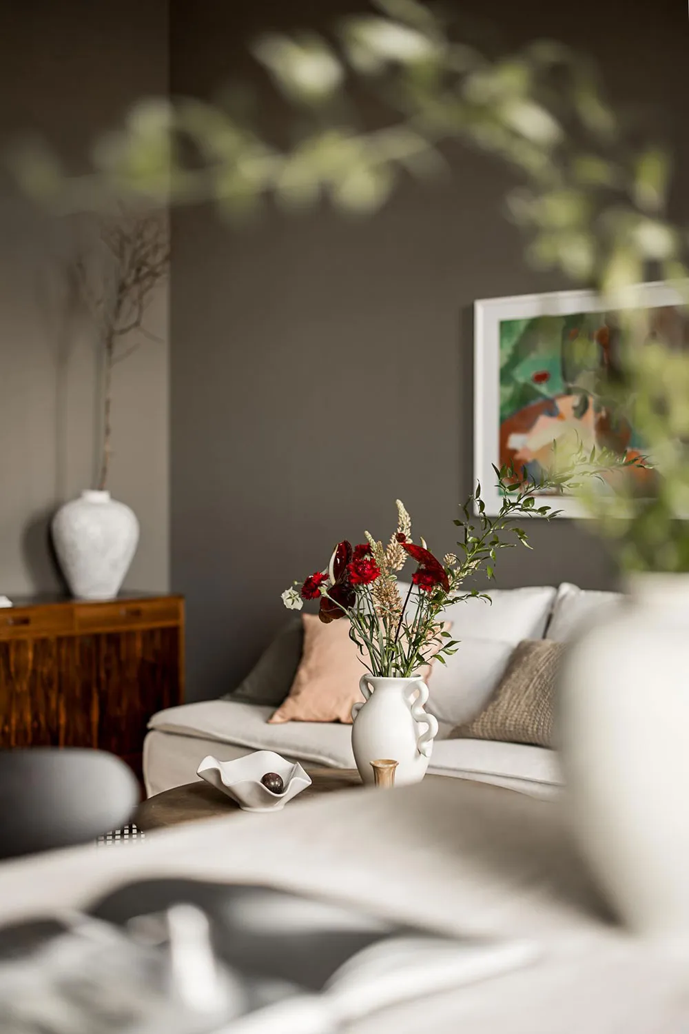 Hermosa unidad escandinava con paredes oscuras y techos altos (77 m²) - Gallery image 2