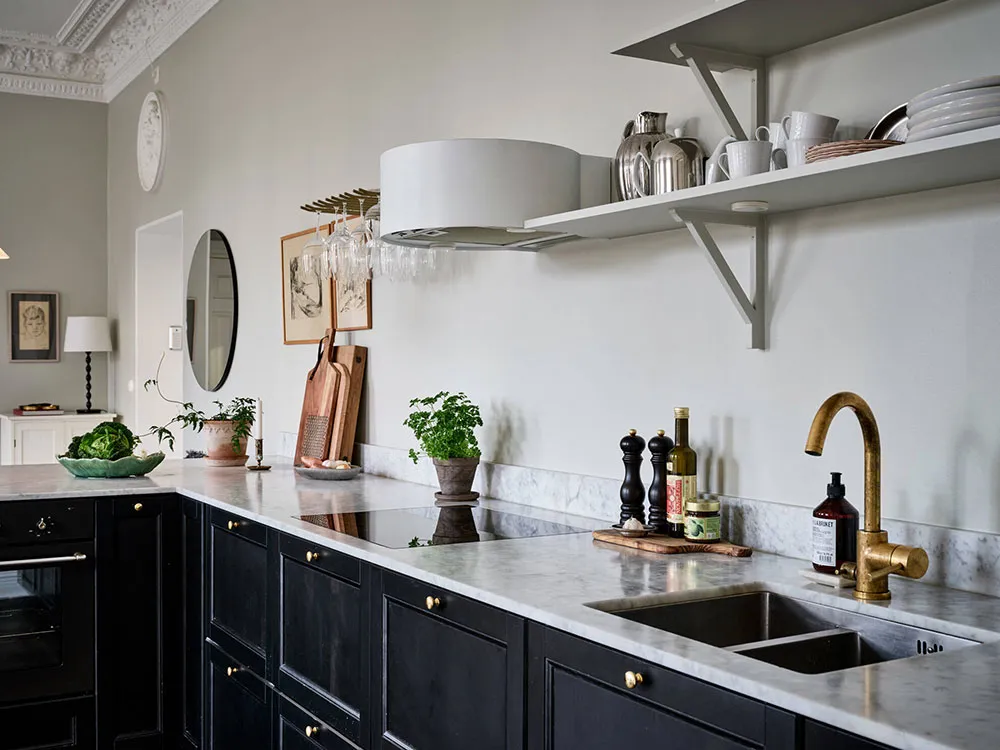 Open Layout and Luxurious Moldings: Characterful Apartment in Gothenburg (76 sqm) - Gallery image 6