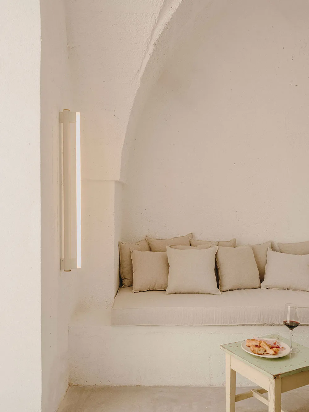 Прості лінії та аскетичний затишок у дизайні курортного будинку в Італії - Gallery image 14