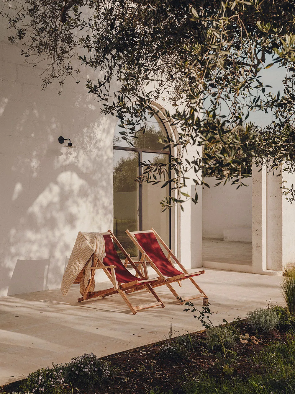 Прості лінії та аскетичний затишок у дизайні курортного будинку в Італії - Gallery image 1