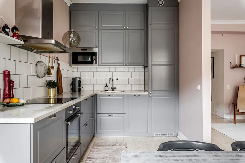 Różowe ściany i wintageowa witrażówka: uroczy mieszkanie w Szwecji (60 m²) - Gallery image 10