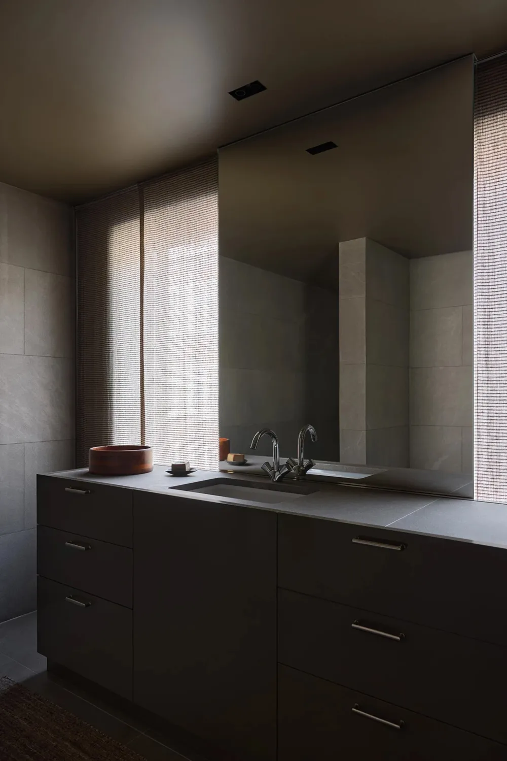 Intérieur minimaliste chaleureux d'un town-house moderne en Belgique - Gallery image 11