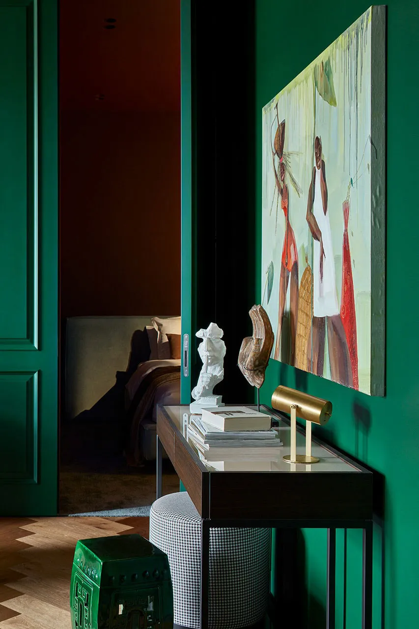 Sala verde y dormitorio rojo: apartamento con tonos intensos para una familia joven en Minsk - Gallery image 7