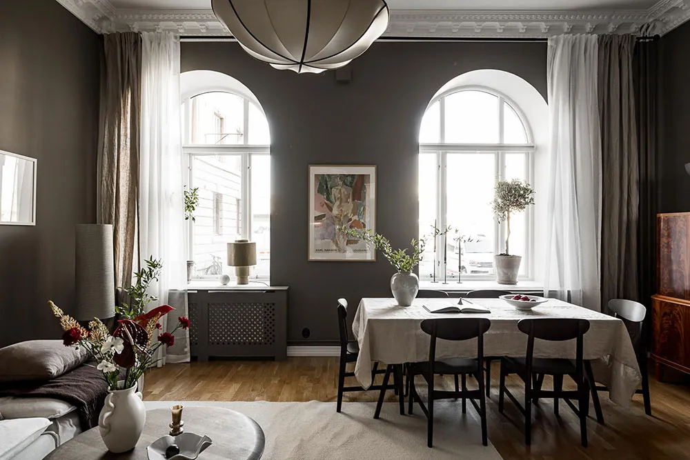 Hermosa unidad escandinava con paredes oscuras y techos altos (77 m²) - Gallery image 3