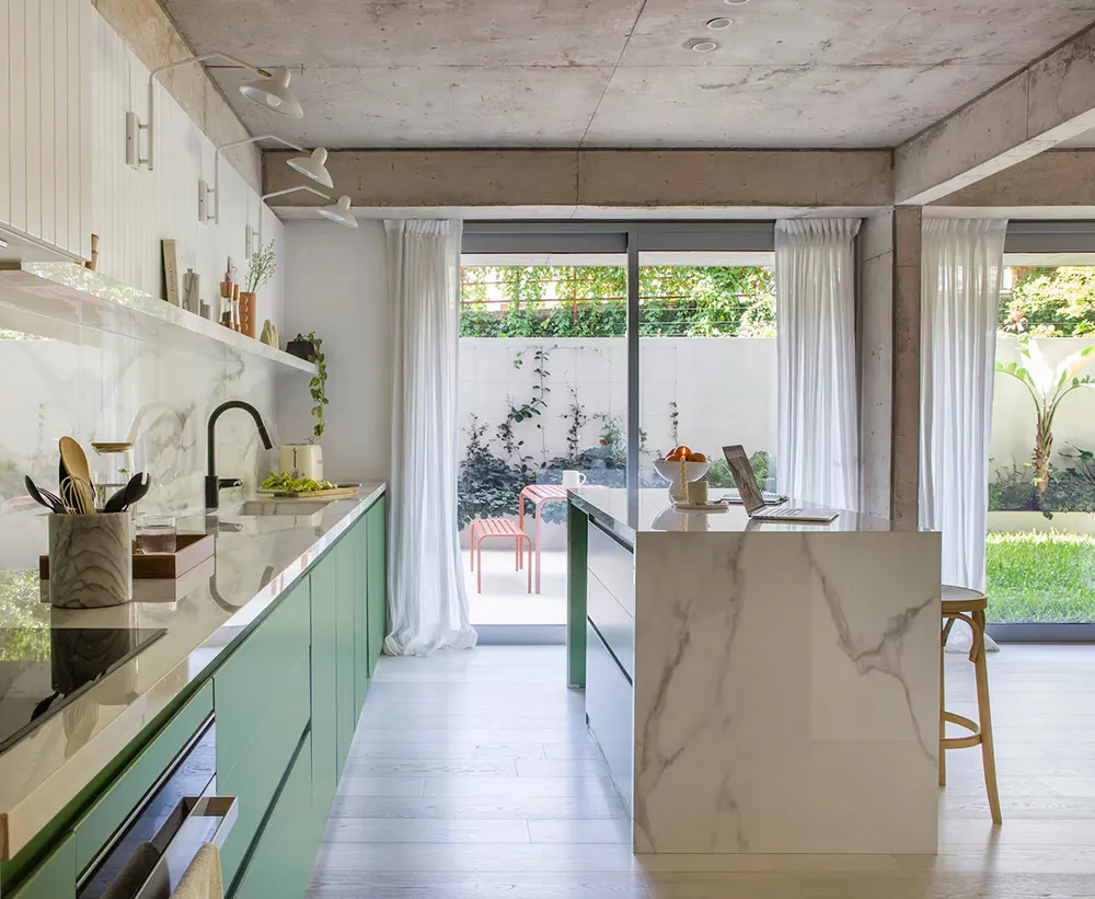 Beton und gemütlicher Minimalismus: Wohnung mit Garten in Argentinien - Gallery image 3