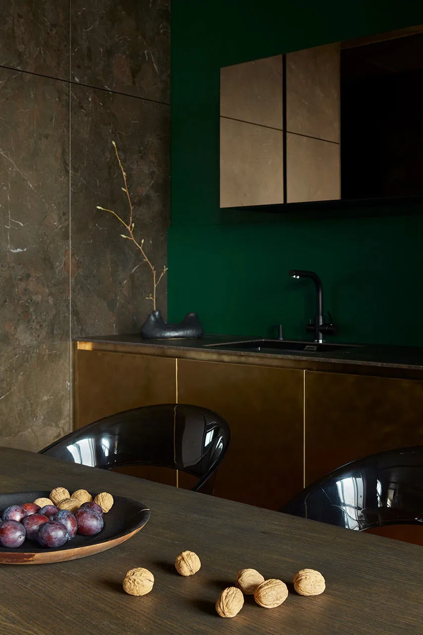 Sala verde y dormitorio rojo: apartamento con tonos intensos para una familia joven en Minsk - Gallery image 3