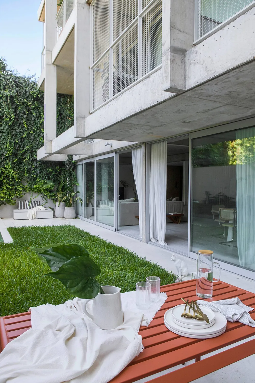 Beton und gemütlicher Minimalismus: Wohnung mit Garten in Argentinien - Gallery image 10