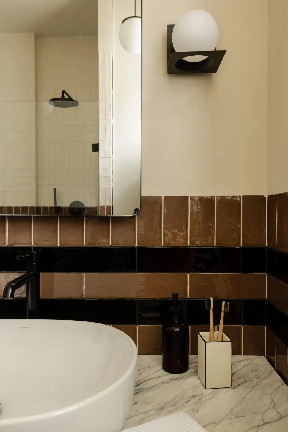 Muebles retro y tonos elegantes en el diseño de apartamentos en Varsovia - Gallery image 12