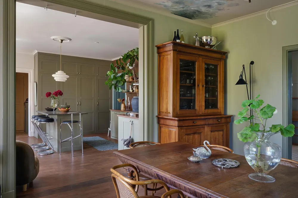 Обильний декор у квартирі в будинку XVIII століття у Гетеборзі - Gallery image 8