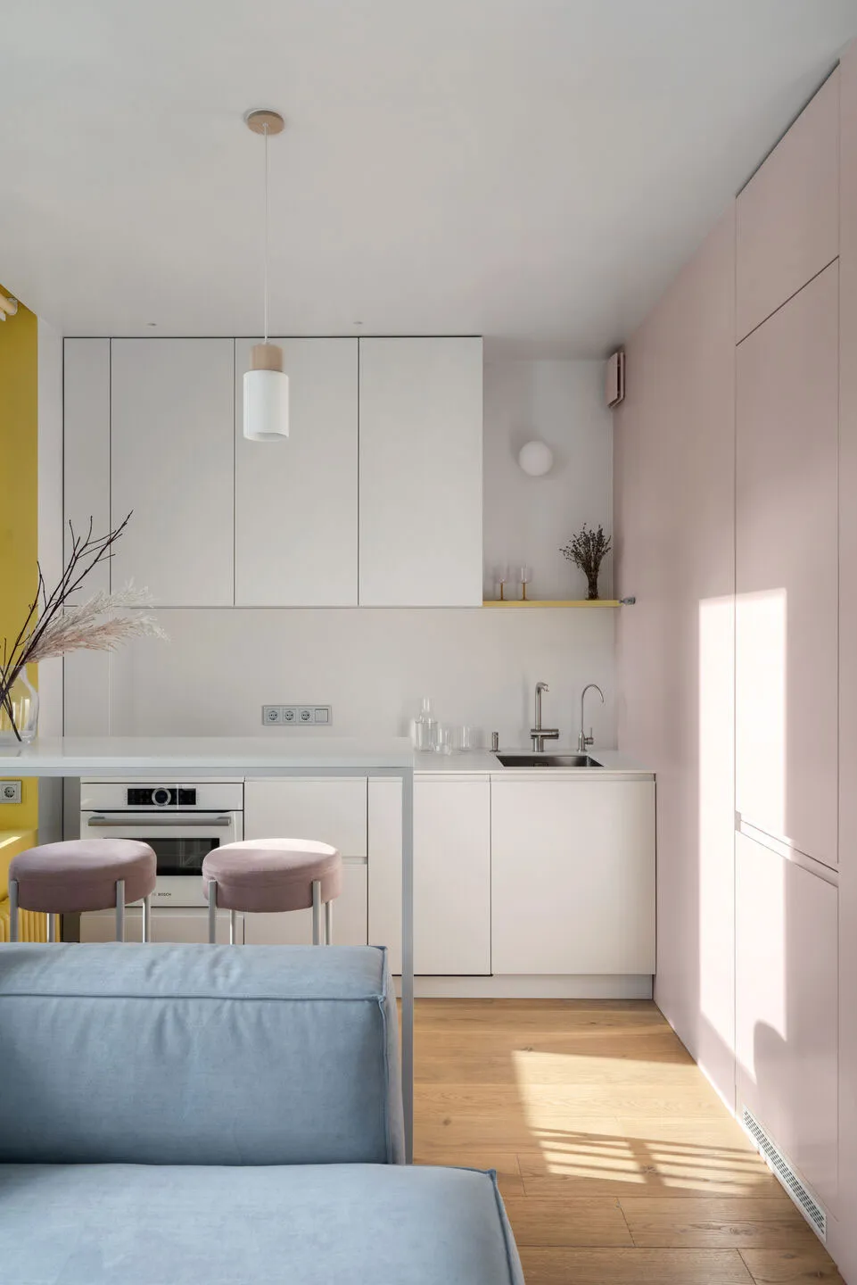 Rose, bleu, jaune : petite appartement à Kiev avec des accents pastel (32 m²) - Gallery image 6