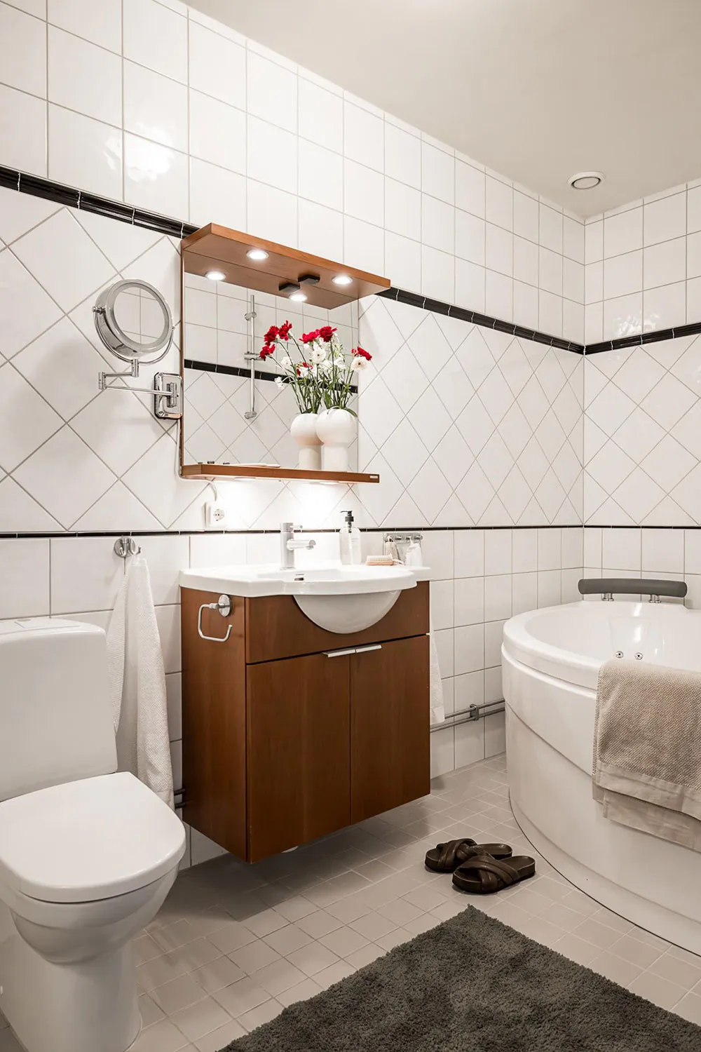 Hermosa unidad escandinava con paredes oscuras y techos altos (77 m²) - Gallery image 22