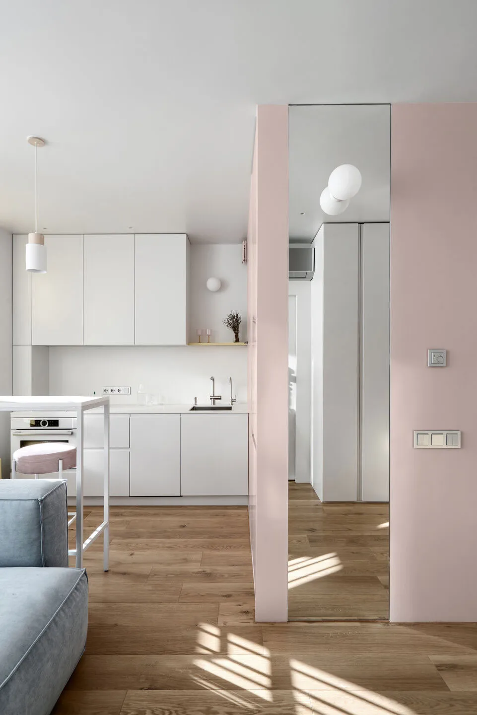 Rose, bleu, jaune : petite appartement à Kiev avec des accents pastel (32 m²) - Gallery image 15
