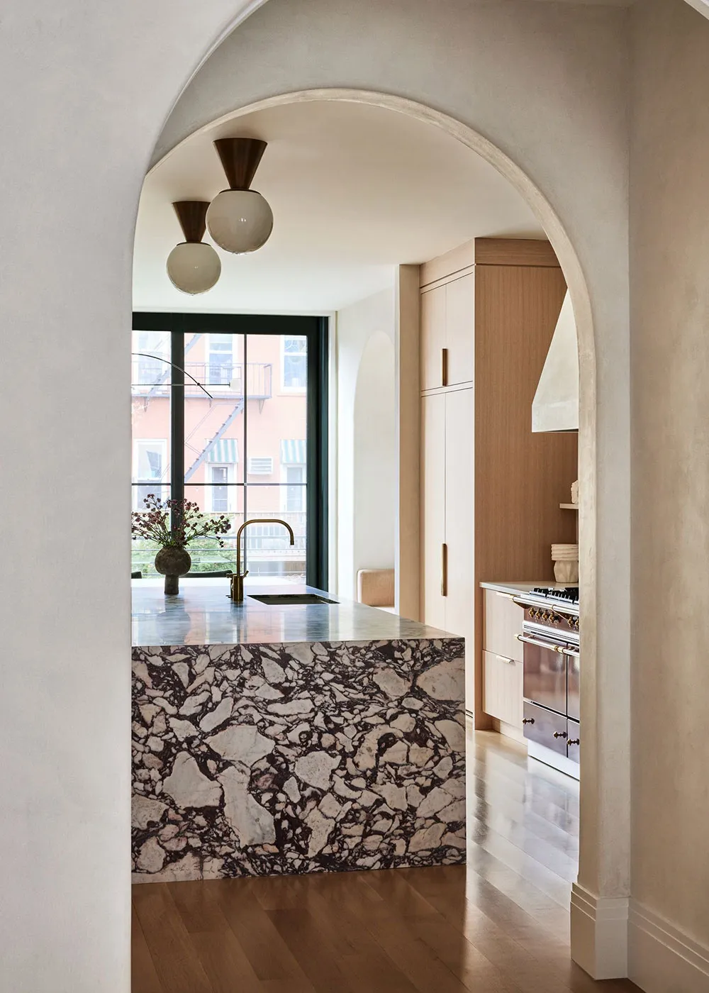 Eleganter Minimalismus mit abgerundeten Ecken: Townhouse in New Jersey - Gallery image 5