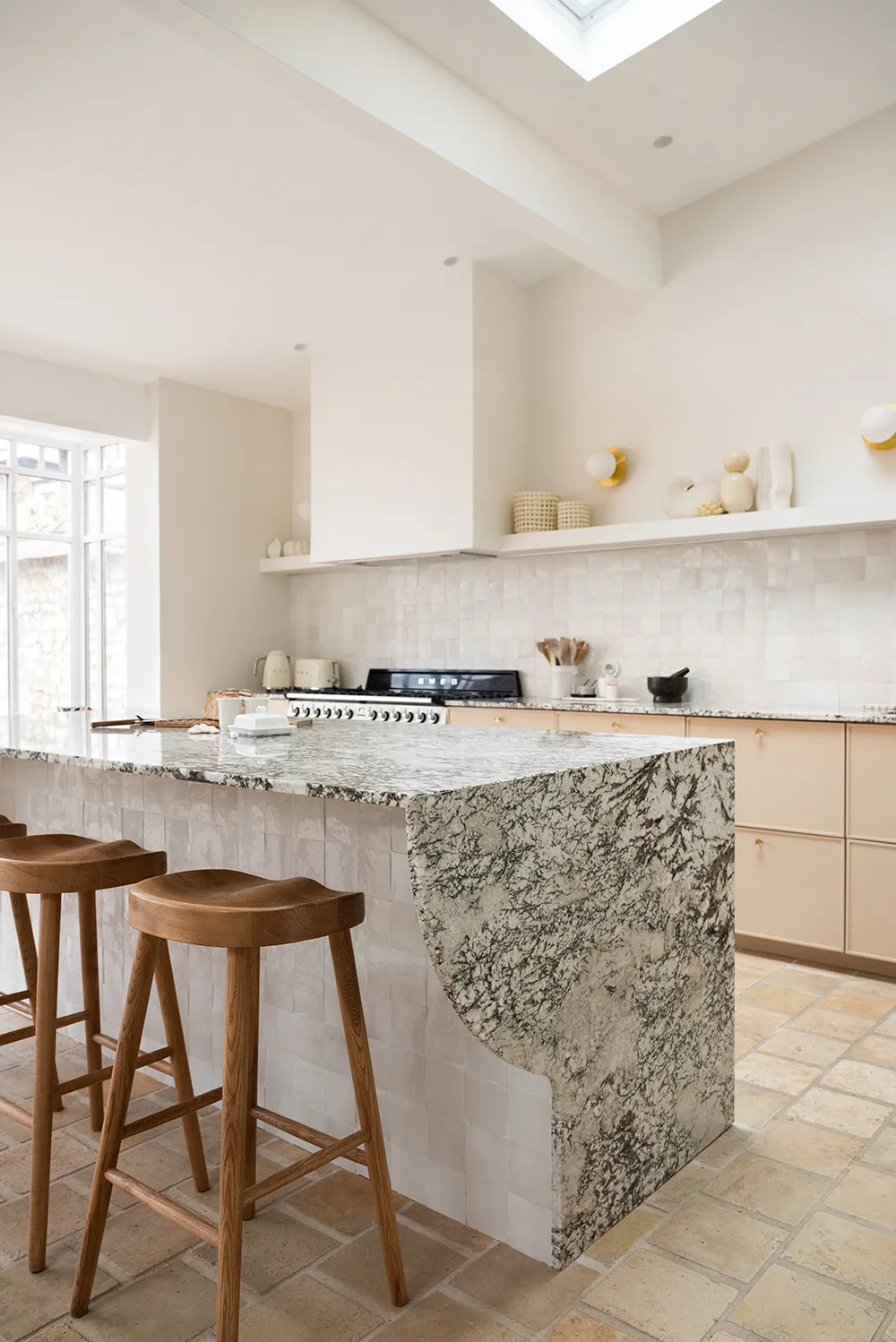 Светлое обновление старинного семейного дома в пригороде Парижа - Gallery image 4