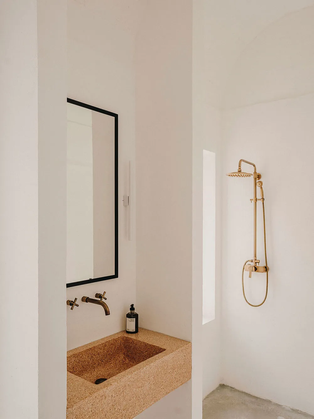 Прості лінії та аскетичний затишок у дизайні курортного будинку в Італії - Gallery image 26