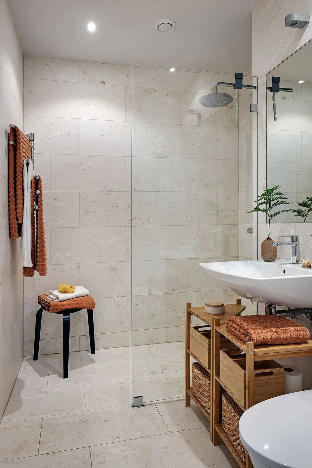 Grüne Herd und warme Akzente: verfeinertes Interior einer Wohnung in Göteborg (94 qm) - Gallery image 22