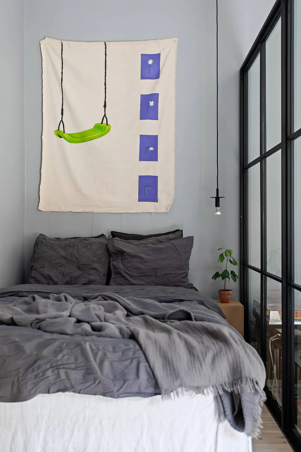 Mały apartament muzyka w Stokholmie z szarymi ścianami i przegrodą (33 m²) - 7