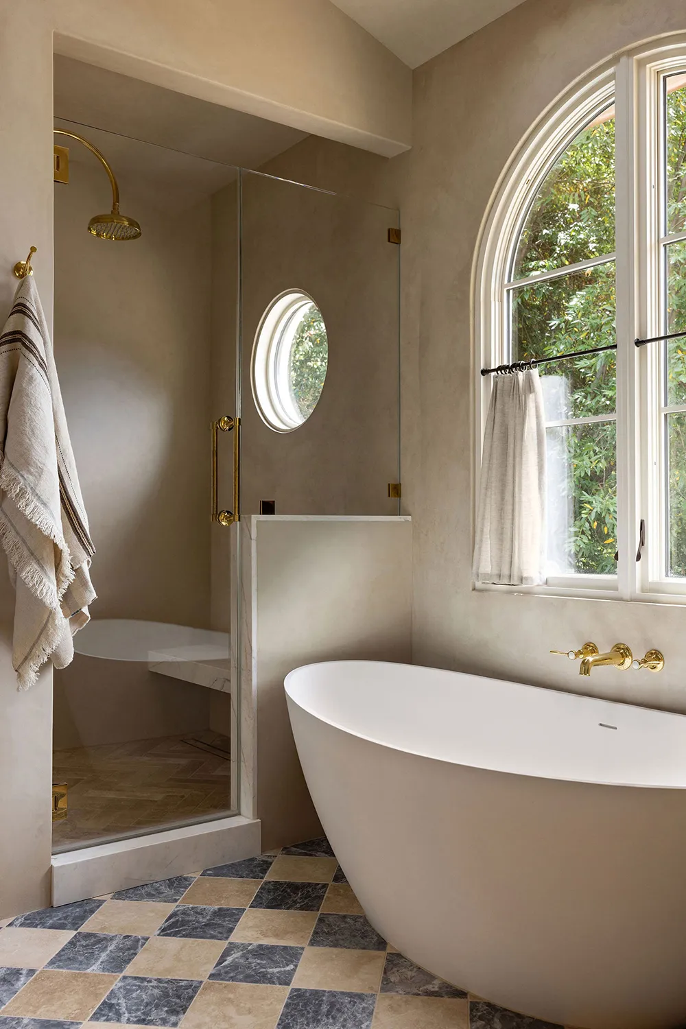 Hermoso y moderno hogar en California, que se disfraza perfectamente de villa colonial - Gallery image 10