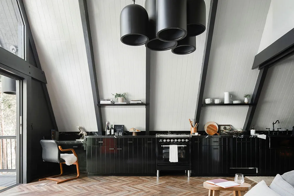 Accents noirs et cheminée rouge : une maison en forme de A dans la forêt - Gallery image 4