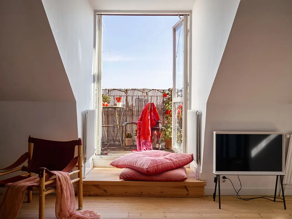 Helle Dachgeschosswohnung in Stockholm mit Schlafzimmer wie in einem Landhaus - Gallery image 5