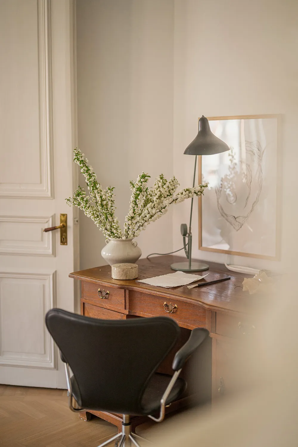 Jasny skandynawski wnętrze z skórzanympfu - Gallery image 12