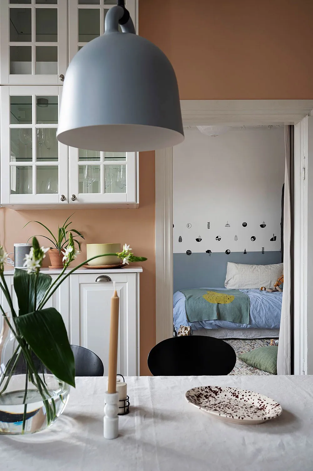 Grüne Herd und warme Akzente: verfeinertes Interior einer Wohnung in Göteborg (94 qm) - Gallery image 17