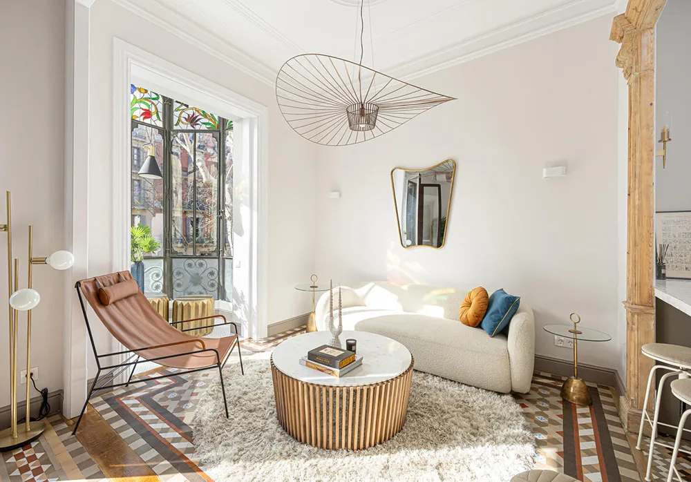 Płytka i inne unikalne detale: słońce w apartamencie w Barcelonie - Gallery image 2